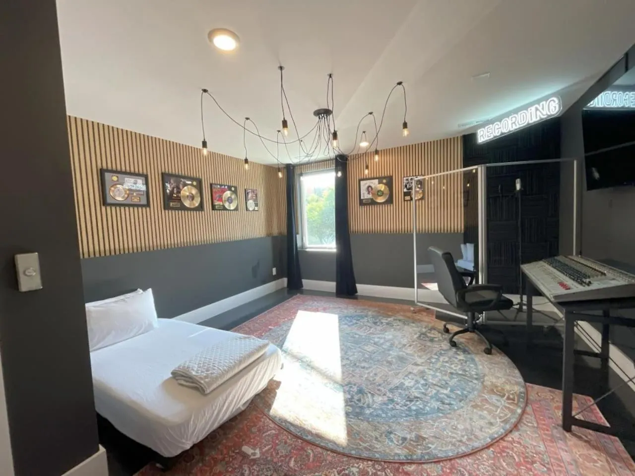 Holiday home The Ultimate Hip-Hop Haven With Rooftop Patio Nashville